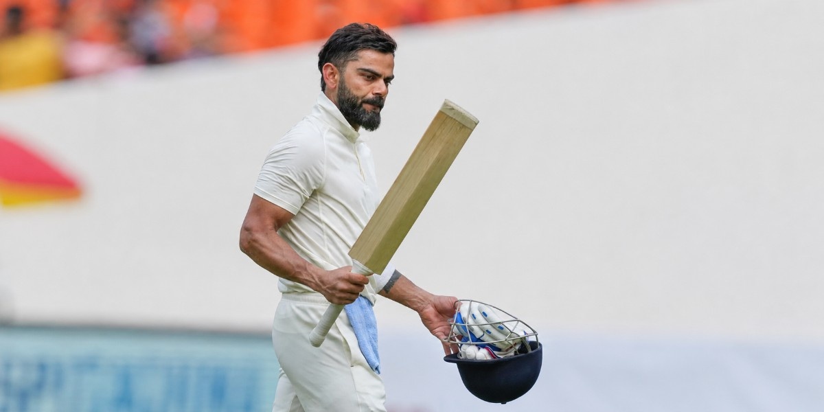 Virat Kohli Bat Weight in KG with cricketer holding bat